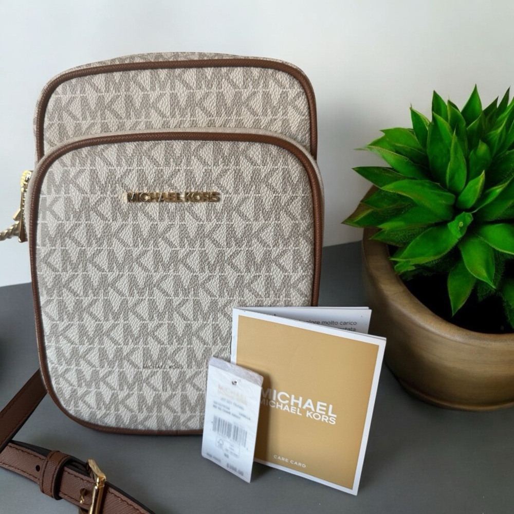 Michael Kors Jet Set Travel Crossbody in Classic Vanilla